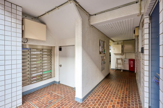 ハイシティ祐天寺110号室 マンションエントランスにポストも