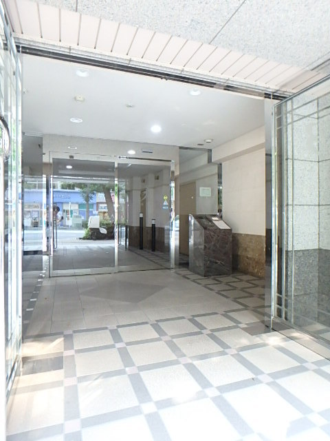 ベスト伊勢佐木長者町4階 オートロック付きエントランス