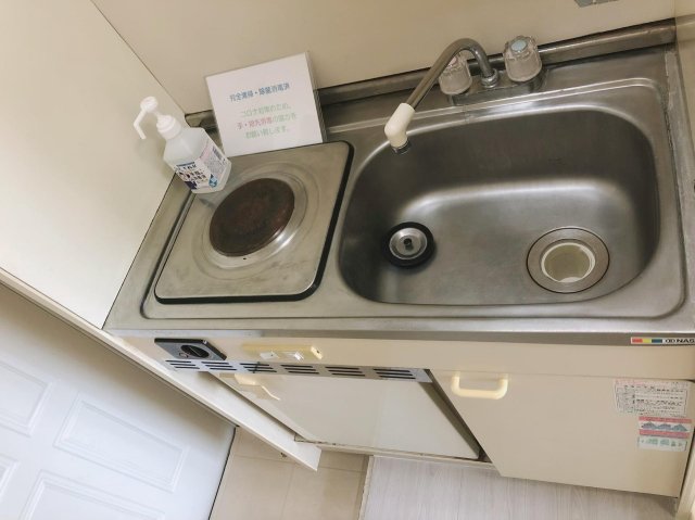 パレス井土ヶ谷 ミニキッチン。小型冷蔵庫が付いています。