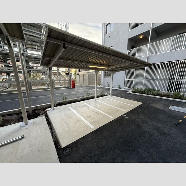 リーラ横浜川和町 バイク置場