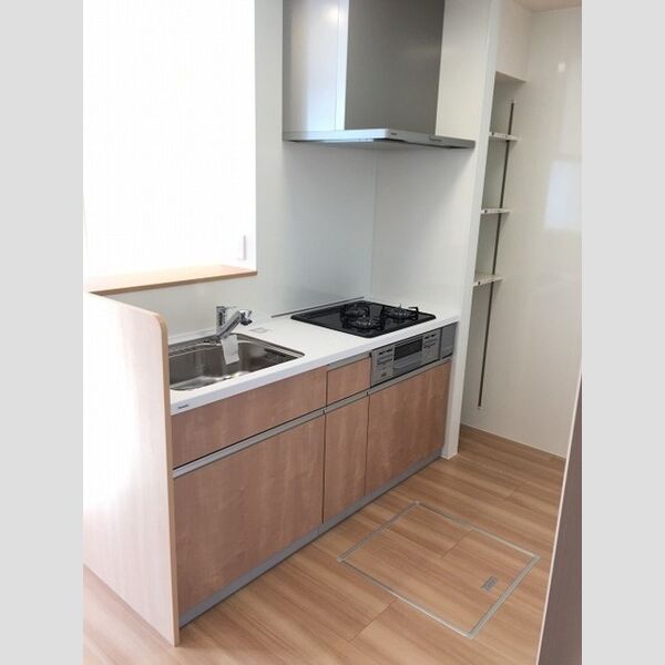 フローラ キッチン奥に高さを調節できる収納棚あります