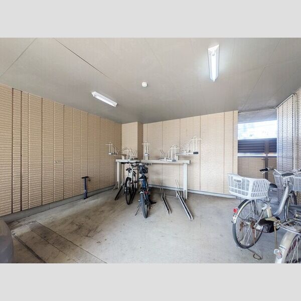 ファミール河内203号室 駐輪場