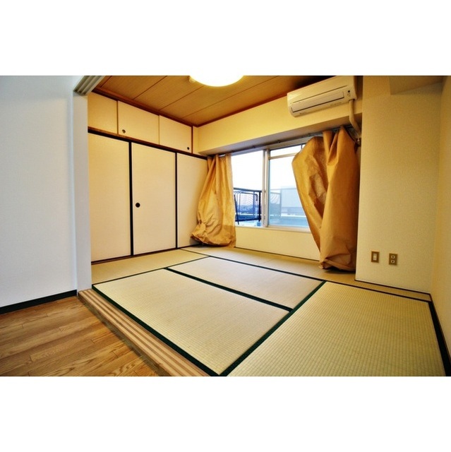 MOMO12千葉中央401号室 リビング