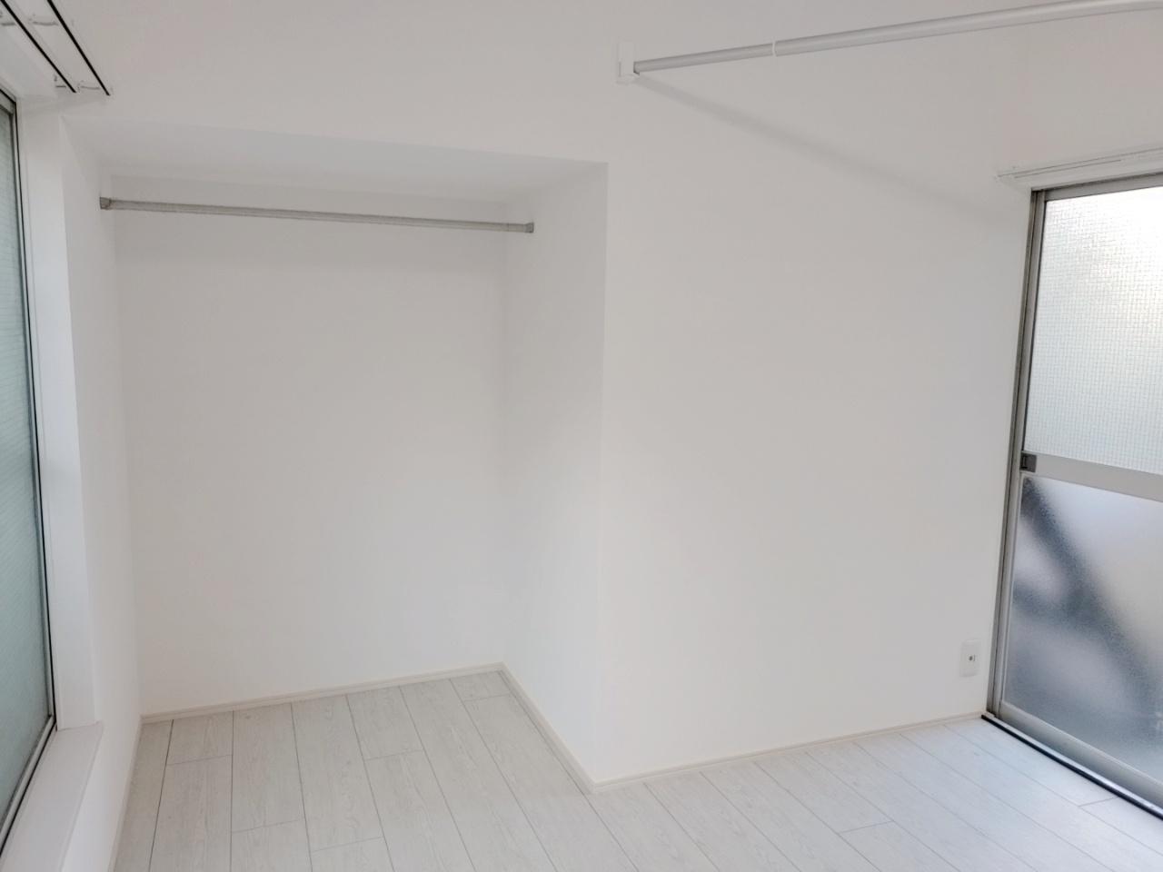 tronco祖師谷 ハンガーパイプ付き収納は奥行きたっぷり。タンスも置けます