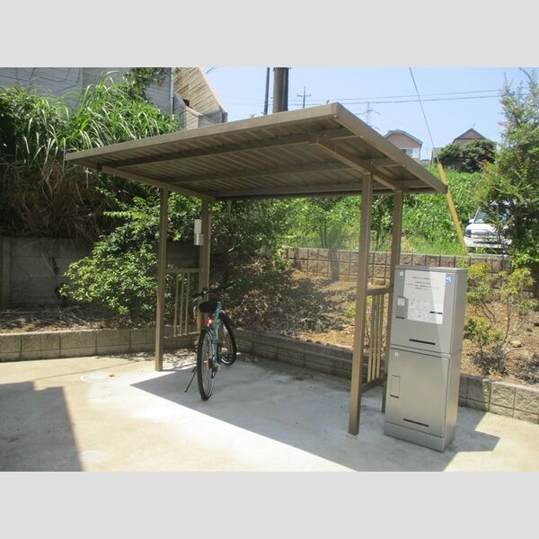 べべソラーナ 駐輪場