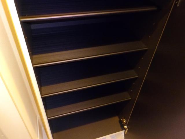 リヴァージュ登戸202号室 下駄箱