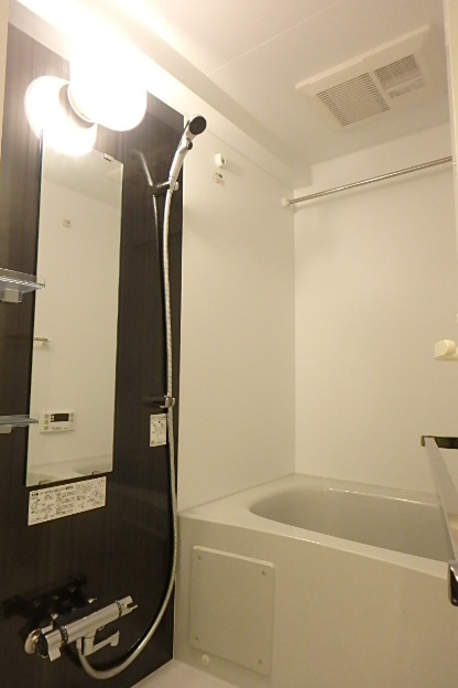 ガーラ・ステーション横濱関内4階 追い炊き機能/浴室乾燥機付きのバスルーム