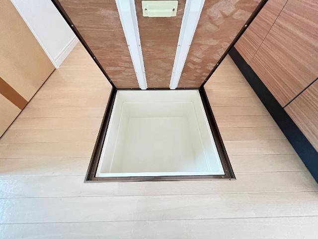 ユニヴァリィ　コンフォート00102号室 床下収納