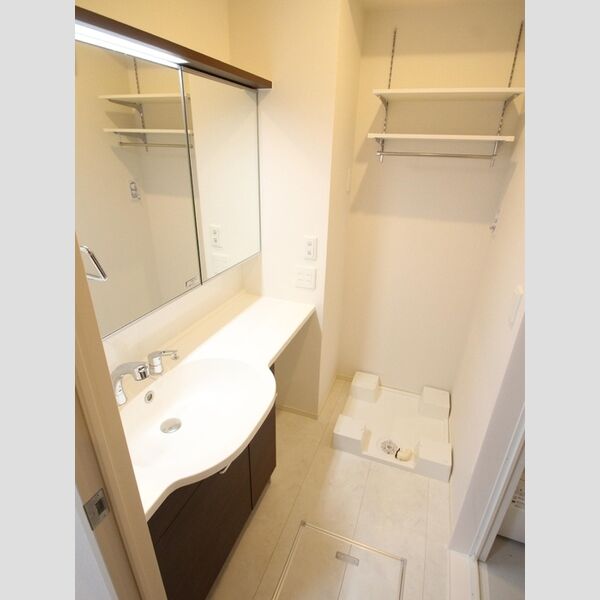 ティルタ　アユ 洗髪洗面化粧台、洗濯機置き場