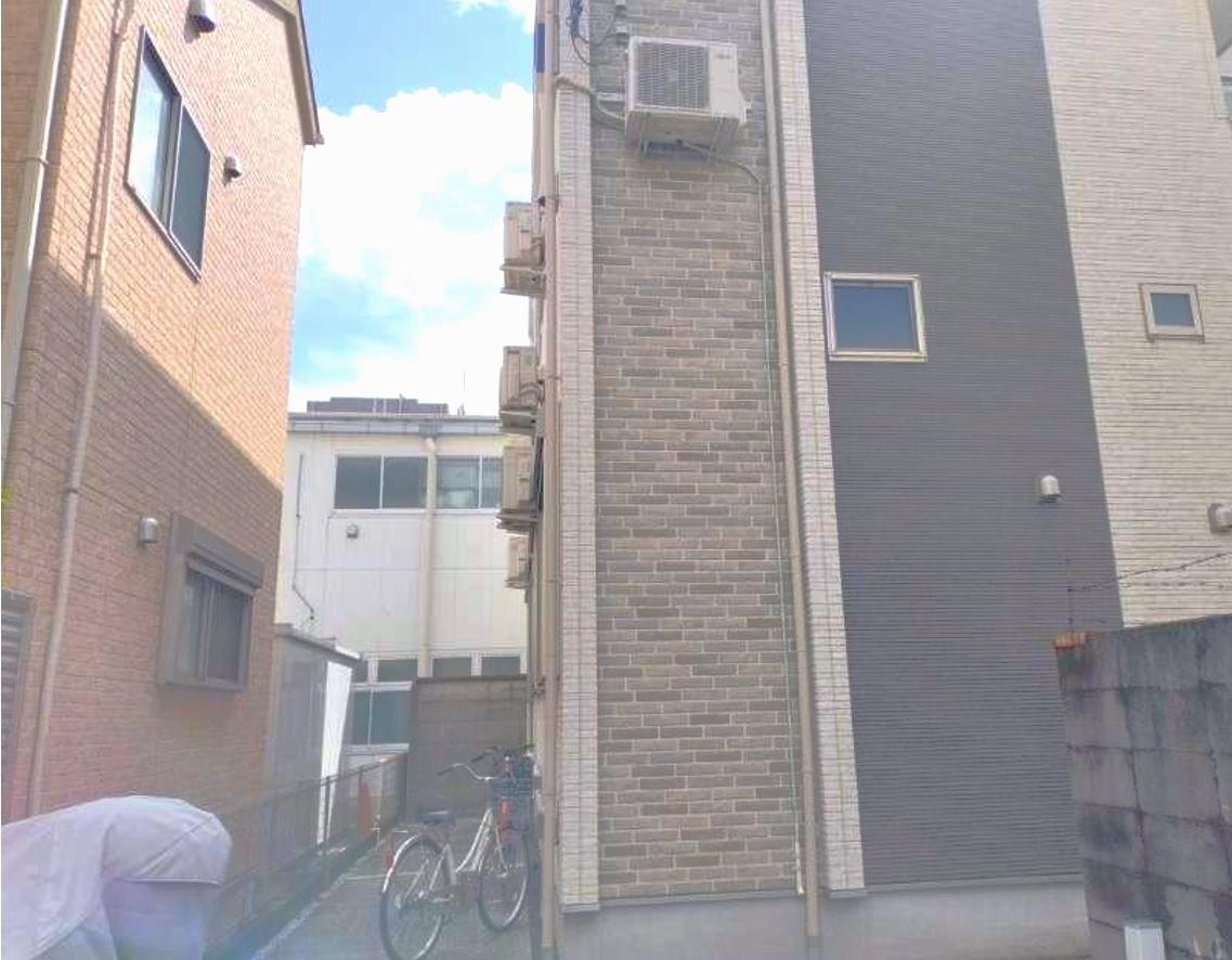 ラプレ下丸子201号室 入口への通路部分は広く、自転車やバイクを置くこともできます