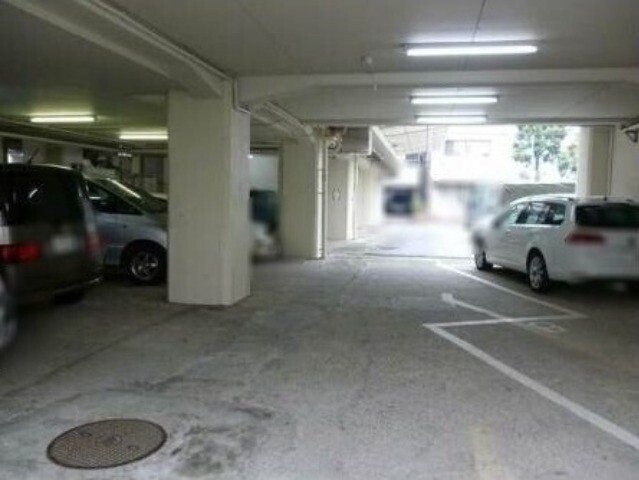 升本マンション3階 駐車場