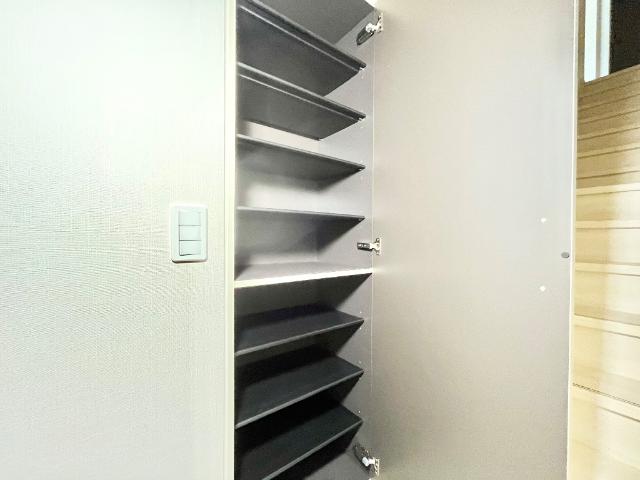 ＲＵＢＥＬＵＳＯ（ルベルソ）203号室 下駄箱