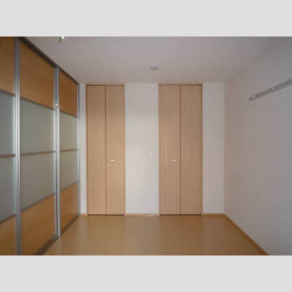 ロイヤルクレスト 洋室6帖(ワンステップクローゼット・物入)