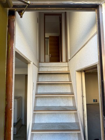 新穎マンション2F号室 1階から2階にあがる階段です♪