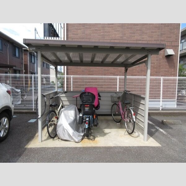 ユーカーサ 駐輪場には屋根があります