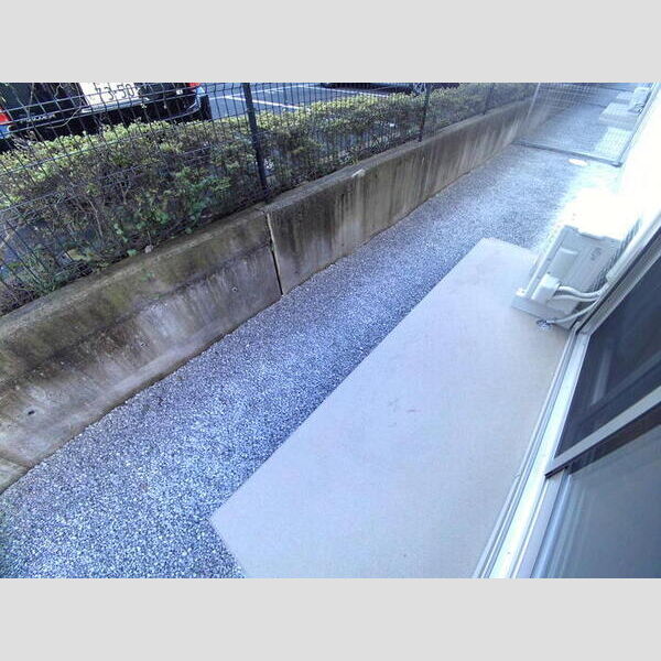 ラ ヴィ クレール101号室 専用のお庭があります