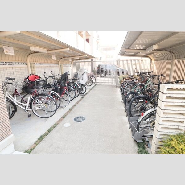 ルーエ本郷 駐輪場