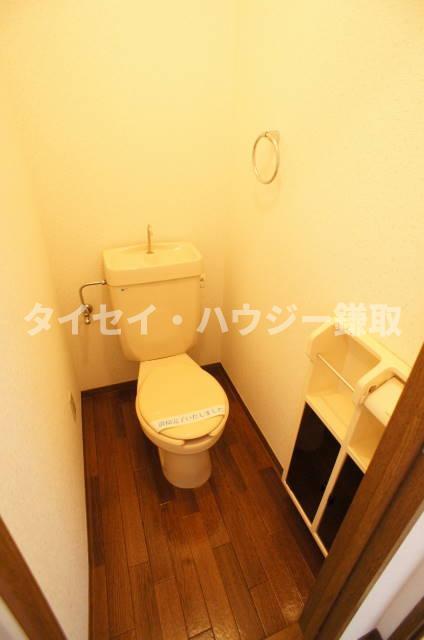 リリーヴィレッジＥ棟 収納のあるトイレです