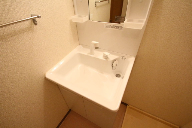 プラスサムⅡ1階 写真は同型201号室。現状優先