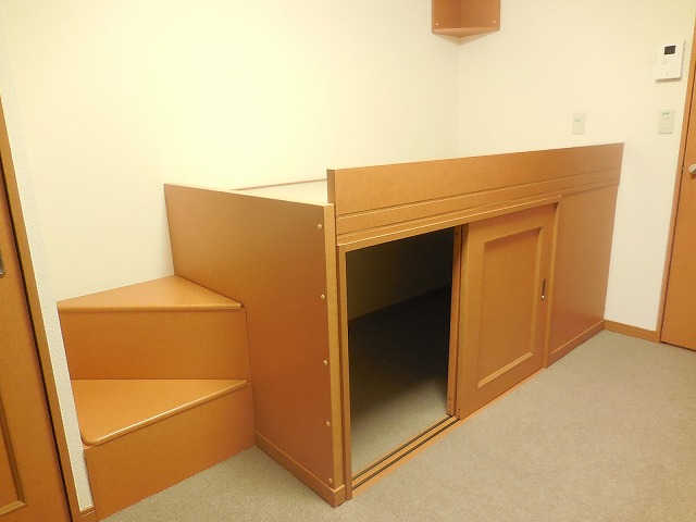 レオパレスプルミエ204号室 ベッドの下にも、収納スペースが御座います。