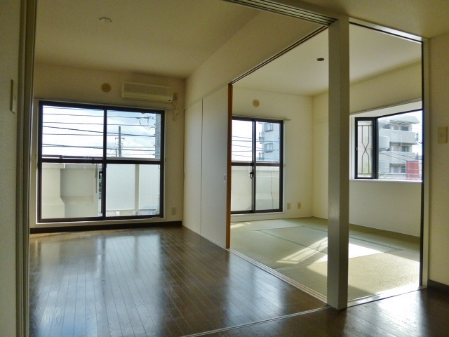 マルベリーコート0301号室 開放感のあるお部屋です。3階角部屋