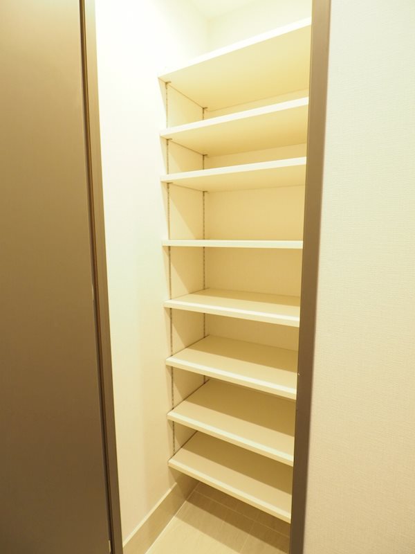 ドゥーエ日暮里1階 収納