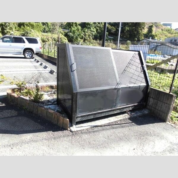 リ・ヴラン ゴミ集積所