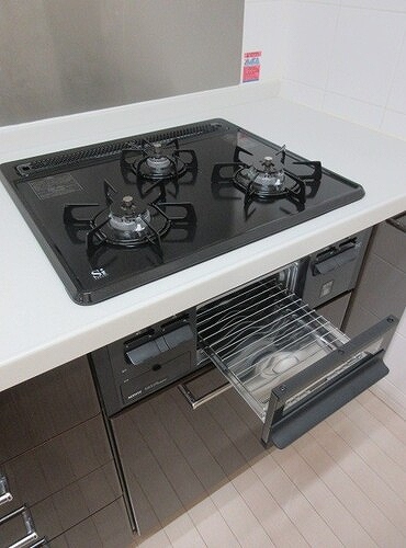 ライオンズヒルズ田端不動坂 ３口ガスコンロ　※※前回募集時2020年8月の写真