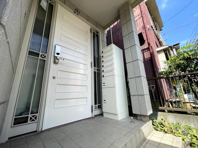 シェアハウス横浜根岸201号室 オートロック玄関、宅配BOX付き集合ポスト