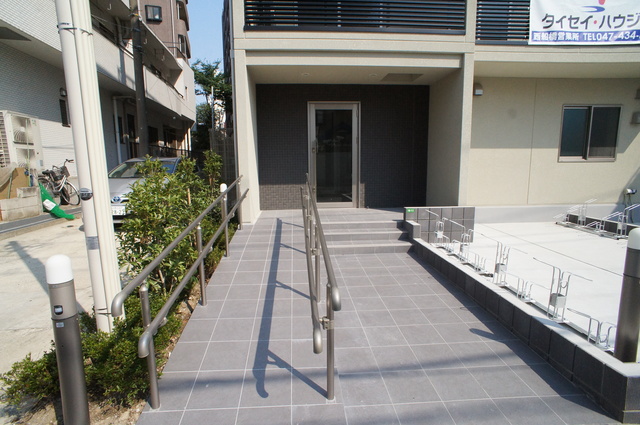 Ｐａｒａｄｏｒ　Ｎｉｓｈｉｆｕｎａｂａｓｈｉ エントランス