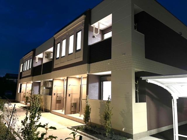 クエストアロー 外観写真（夜）