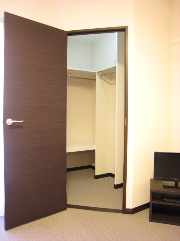 レオネクストウォーターリリー ウォークインクローゼット。照明付き。