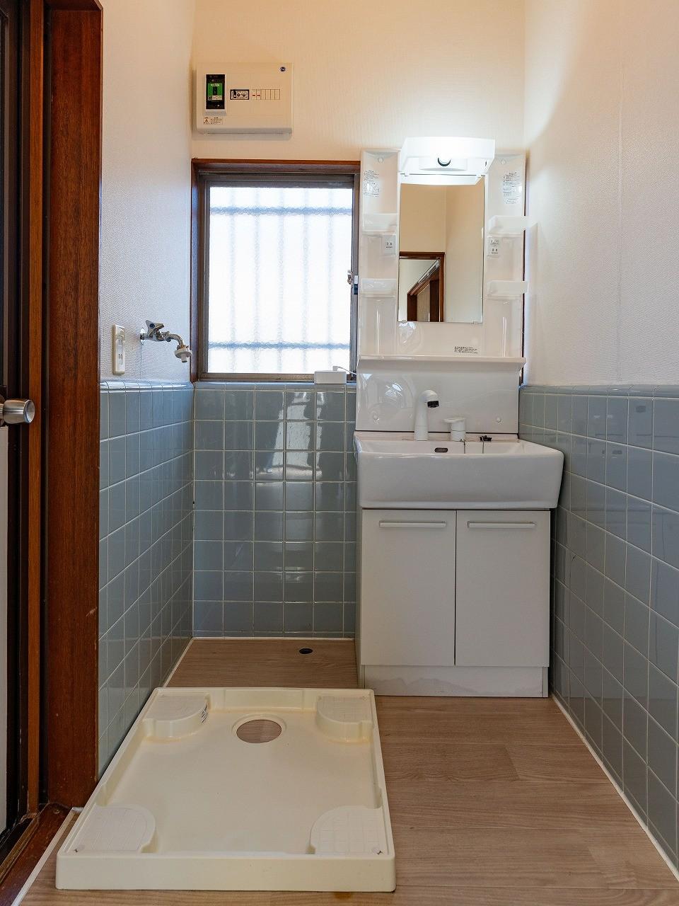 ペットと暮らす田喜野井戸建 シャワー洗面台を設置済です。洗濯機は室内設置出来ます。