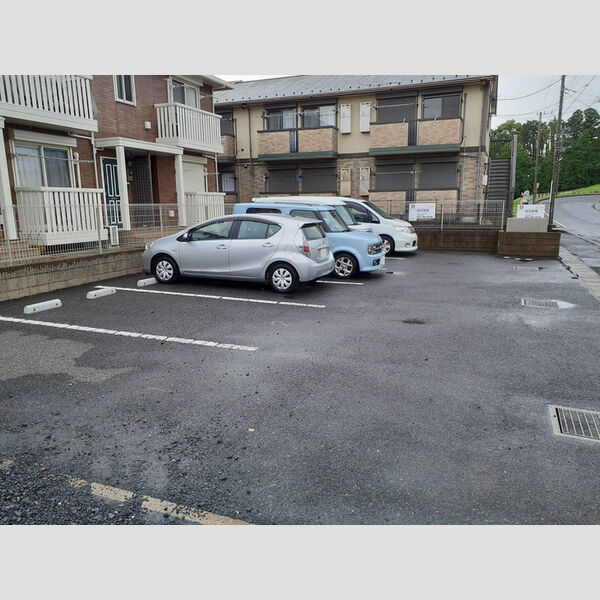 ランコントル成田 駐車場