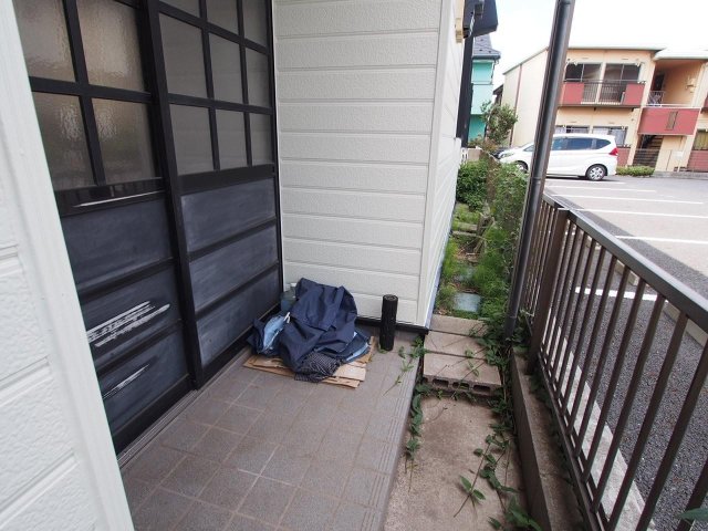 ベリーハイツ104号室 共用部の荷物（103号室の私物、撤去中）