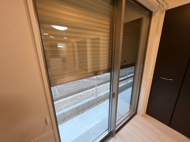 川口市大字道合字久保前　アパート新築工事 窓シャッター（イメージ）