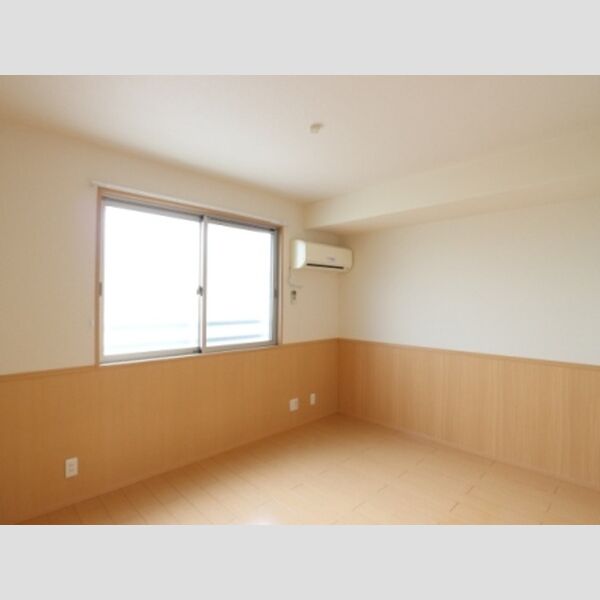 グランドソレイユ　B棟203号室 北西側洋室