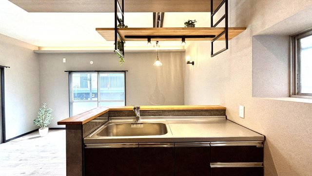モダンカフェ Kitchen House羽村 吊り棚収納でキッチンも広々