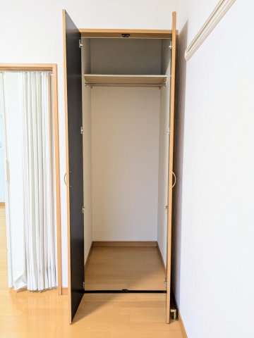 コーポKⅡ102号室 リビングの収納。服はここだけで収まりそう。幅75奥行83