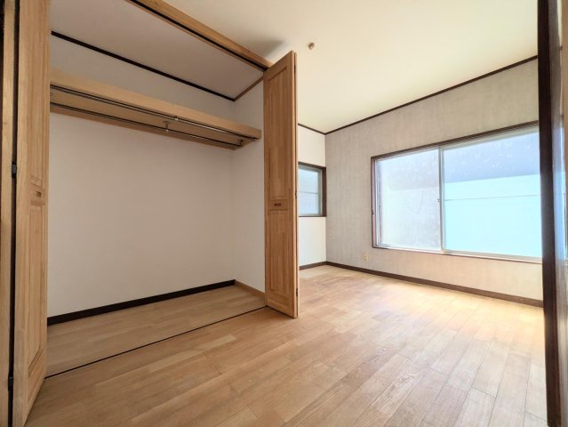 船橋市芝山戸建 2階洋室2、大きなクローゼットにたくさん収納できます