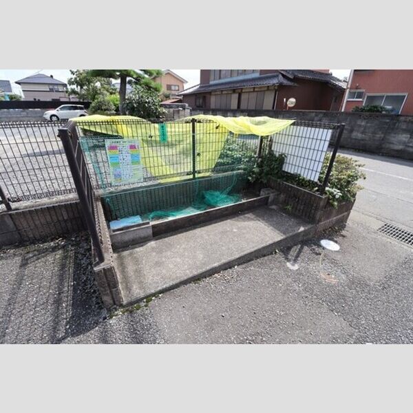 ロイヤルガーデン　B102号室 ゴミ集積場