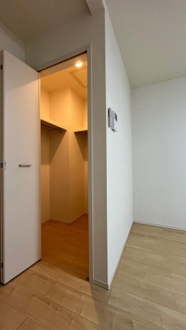 ストレリチア．M202号室 広いウォークインクローゼットと、安心のTVモニターホン