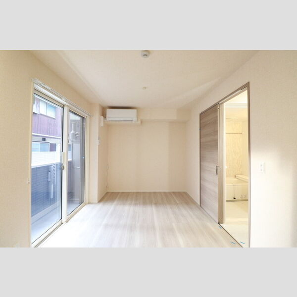 シェーンブルーメ横浜102号室 リビング