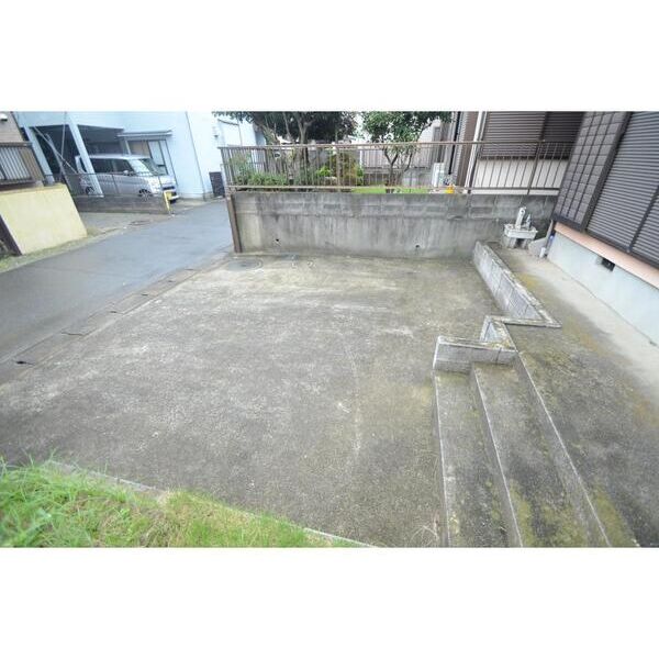 戸室5丁目貸家(JTI) 駐車場