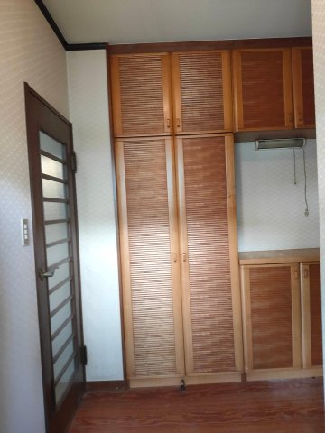 南区大岡1-2-6　1階 玄関前収納