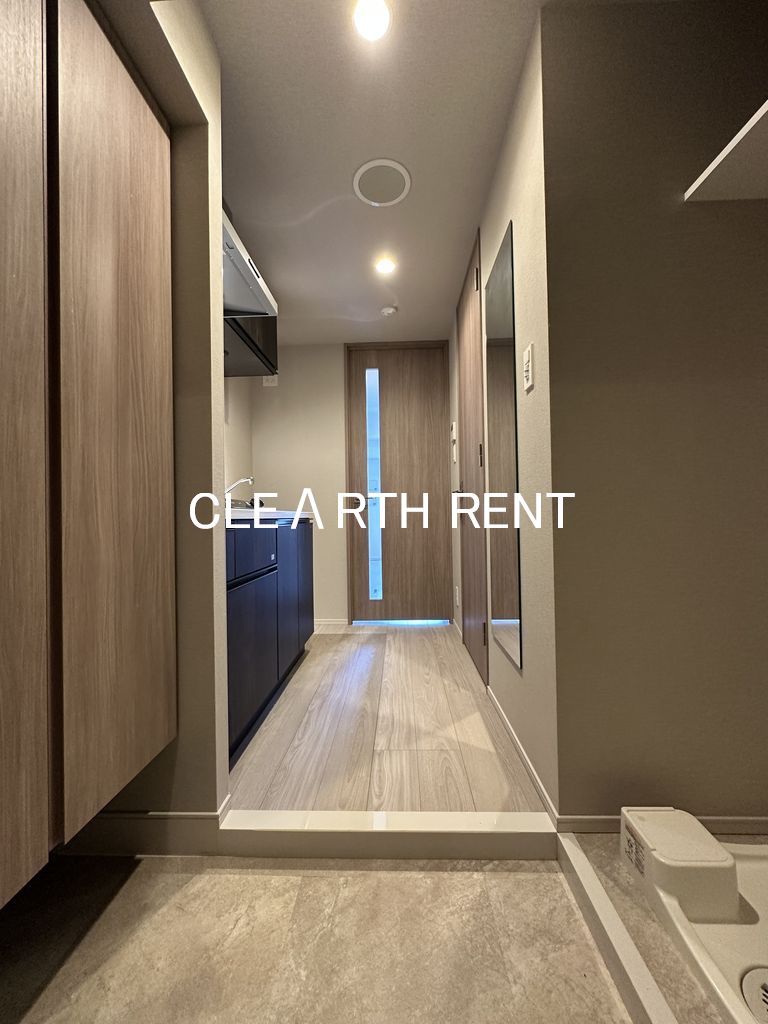 コンシェリア東京 ＜ＨＩＧＡＳＨＩＪＵＪＯ ＲＥＳＩＤＥＮＣＥ2階 全身姿見ミラー付きの玄関/人感センサー対応