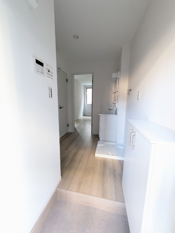 アリスワン南三咲(E-222)1階 玄関