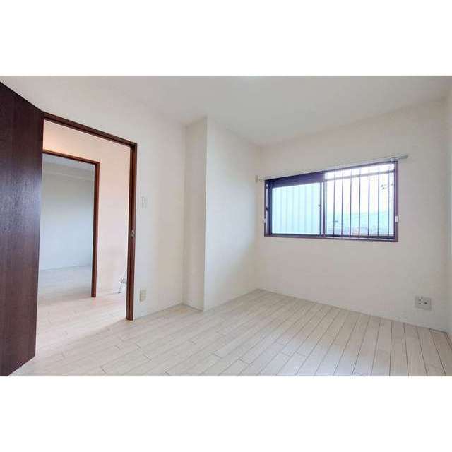 メゾングラシア302号室 左洋室