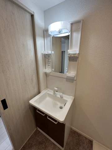 ウィルジューン六浦103号室 シャワー付き洗面台ですごく便利！！