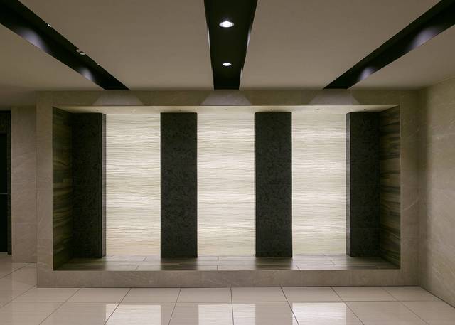 グランド・ガーラ川崎西口7階 エントランスホール～光の壁～